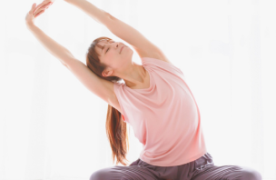 ストレッチをする女性