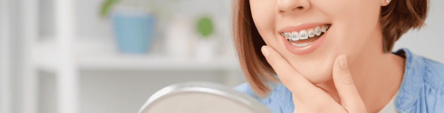 口元を見る女性