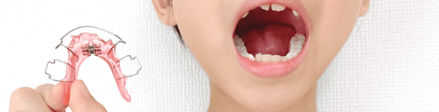 口を開ける子供