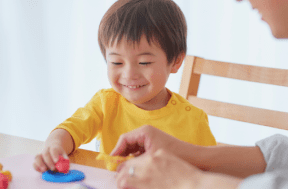 親と遊ぶ子ども