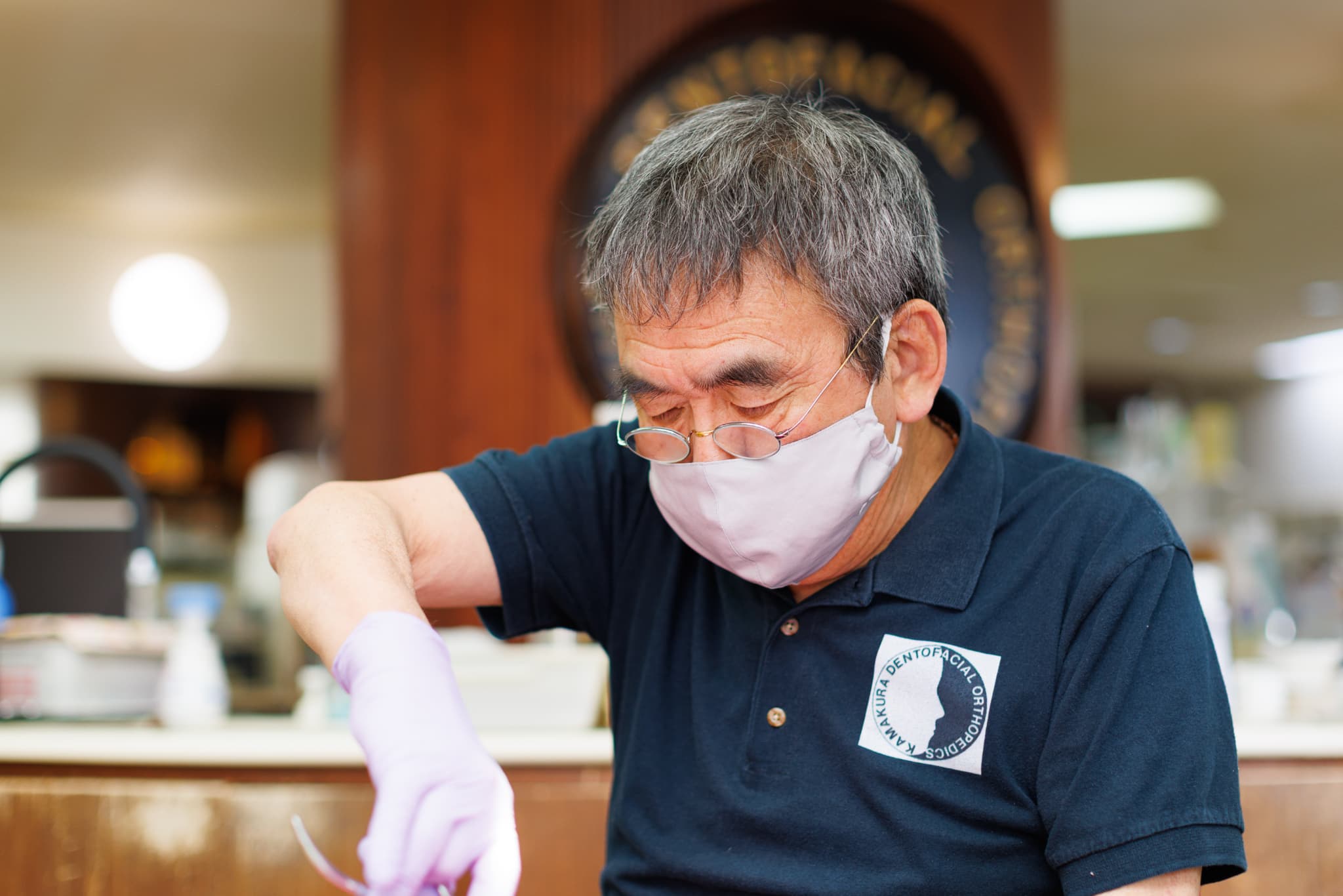 治療をする医師