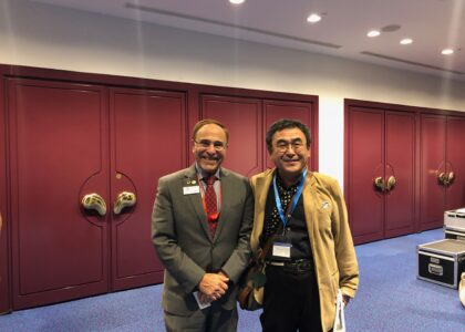 「現在アメリカ矯正界トップ＝Dr. リー・グレーバーと矯正歯科専門医山本一宏」