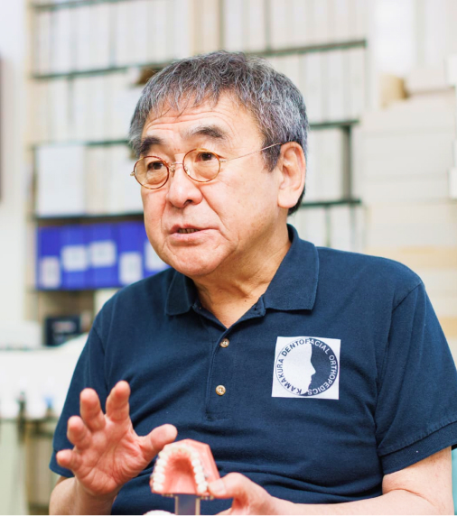矯正治療について説明する医師